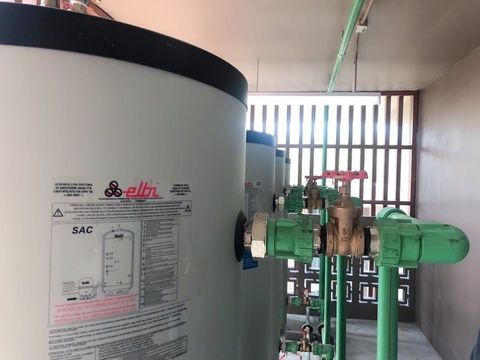 ถังน้ำร้อนและชุดวาล์วในห้องเครื่อง